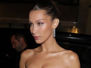 Ránézünk Bella Hadid ruhájára és nem kapunk levegőt