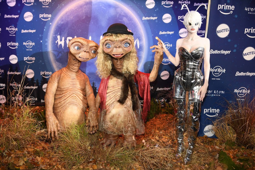 Heidi Klum és férje, Tom Kaulitz halloweeni jelmezét ezúttal az E.T., a földönkívüli ihlette