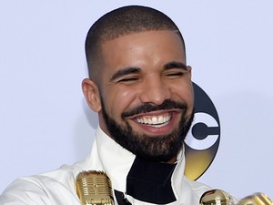 A szívünk szakad meg: Így lepte meg Drake a kórházban ezt a 11 éves beteg kislányt