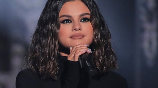 Íme a smink nélküli Selena Gomez, aki bikiniben napozgat egy jachton