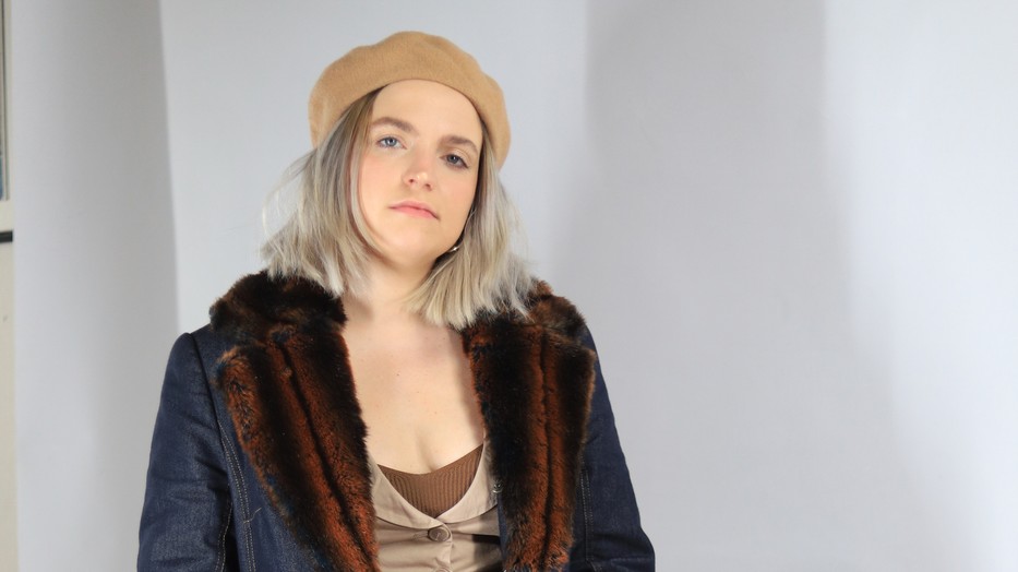 aZorka dalszerző-előadó mára is vagány szettet választott