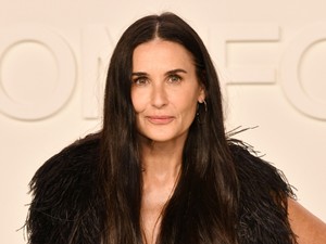 Húha, Demi Moore 57 évesen is melltartó nélkül divatozik