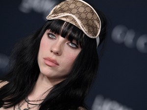 Billie Eilish egy Gucci takaró alatt mutatta meg új szerelmét