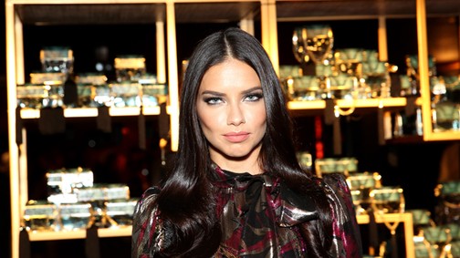 Adriana Lima felvágott ruhájánal szexibbet nem láttál