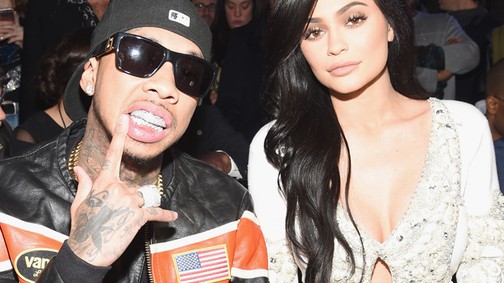Tyga pucér felsőtesttel, Kylie Jenner hasonmásával vigasztalódik!