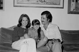 Itt már édesanyja, az amerikai származású Nancy Dow is látható. Öröm ránézni erre a kedves családi képre!