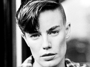 Férfiként folytatja a szexi szőkeség a modellkedést