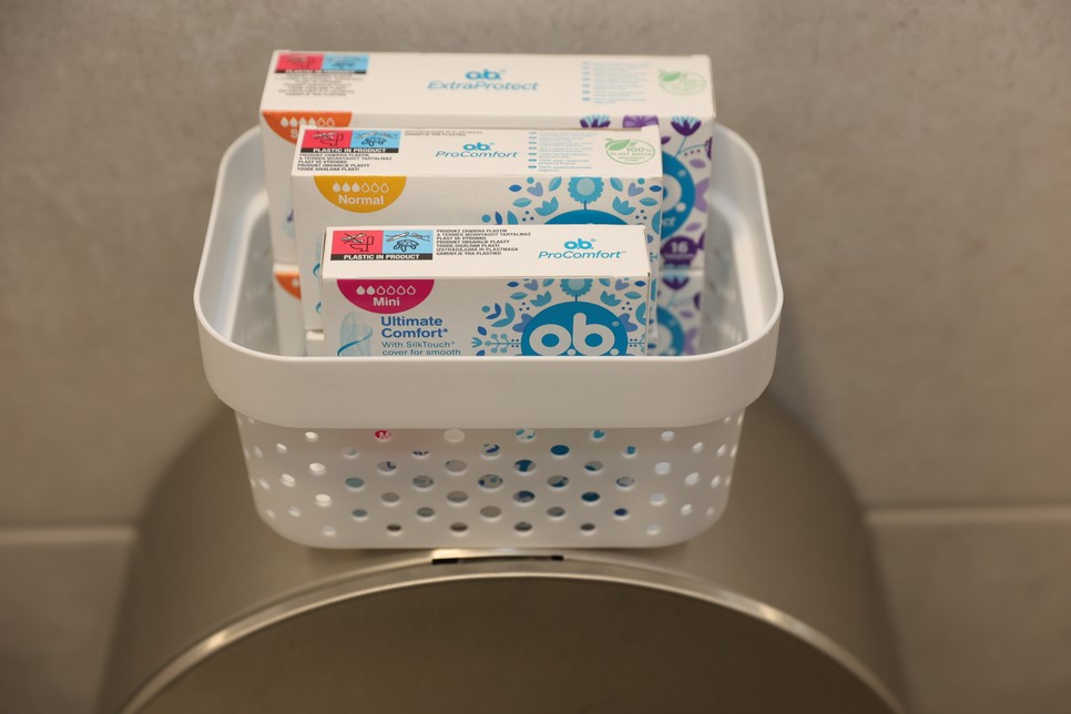 Nem hiányozhattak a mosdókból az O.B. tamponjai