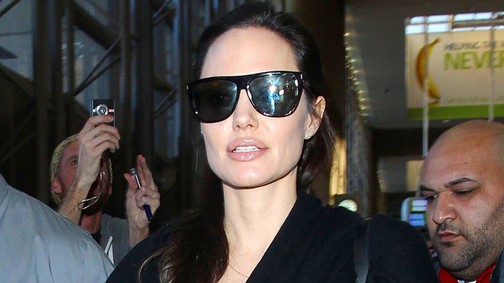 Angelina Jolie csak EZT a cipőt viseli repüléskor, és nem is csoda, hogy imádja