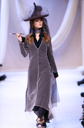 Martine Sitbon 1993 - Hogyan lehet egy boszorkányjelmezt teljesen divatossá tenni? Csak add hozzá Kate Moss-t