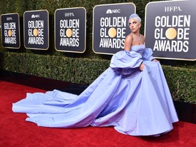 Lady Gaga 2019-ben tarolt a Golden Globe-on Valentino Haute Couture ruhájában, amiben úgy festett, mint Hamupipőke. 