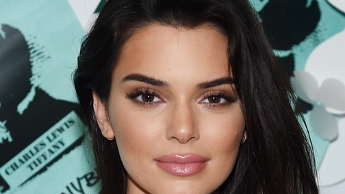 Kendall Jenner nadrágja annyira förtelmes, hogy még rajta sem áll jól