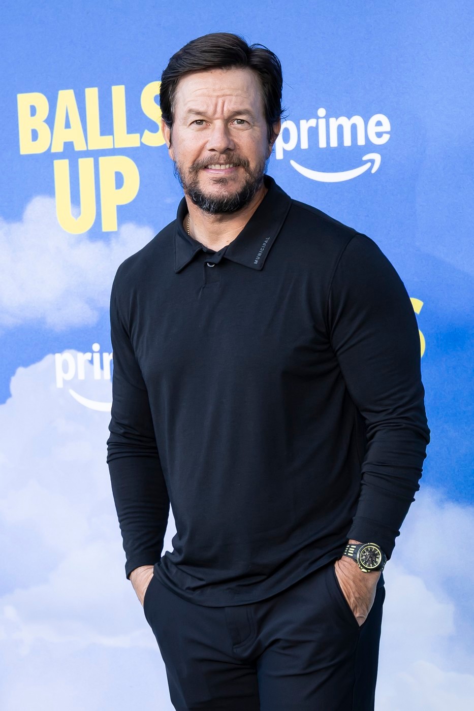 3. Mark Wahlberg. Becsült nettó vagyona:400 millió dollár, összes bevétele 2025-ben: 44 millió dollár. A színész az Apple TV és a Prime Video platformokon megjelenő nagy streaming- és filmprojektekkel biztosította helyét a legjobban keresők között. A színészi munkán túl bevételeit növelik produceri vállalkozásai, valamint éttermekbe és életmódmárkákba történő üzleti befektetései is.