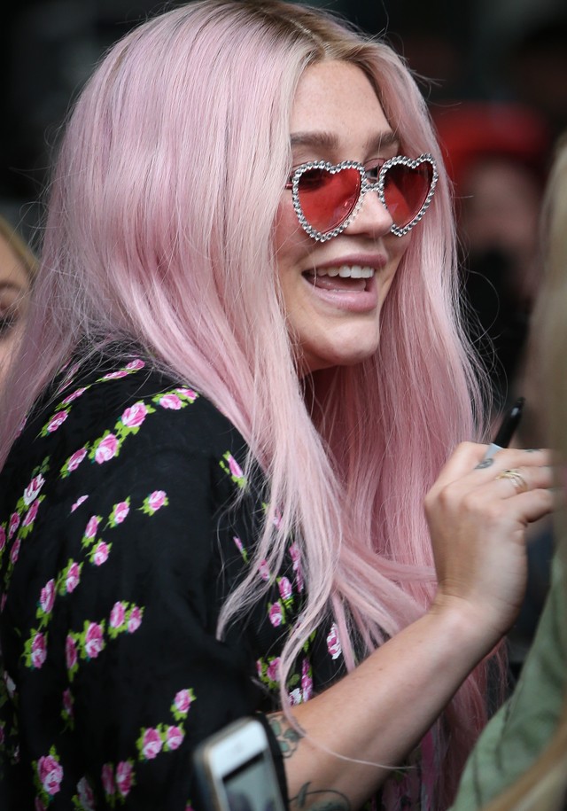 Kesha modern hippinek öltözött, de jól áll neki!