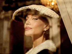 Angelina Jolie olyan arcát mutatja meg a Maria című filmben, amit még soha nem láthattunk