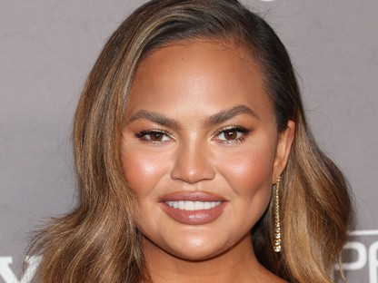 Chrissy Teigen olyan szexi lábvillantást lenyomott a vörös szőnyegen, hogy leesik az állad