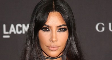 Kim Kardashian egyszerű fekete ruhában is ultraszexi
