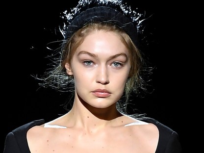 A hónap dekoltázsa: Gigi Hadid hatalmasat villantott a kifutón