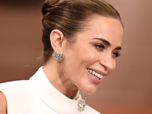Emily Blunt kis fekete meztelenruhája valami álomszép, egyszerre merész és elegáns