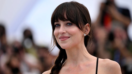Dakota Johnson bosszúruhájából csak úgy árad a meztelenség: átlátszó kreációjában hatalmas feltűnést keltett