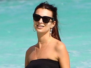 Emily Ratajkowski AKARJA, hogy a melleit bámulják - újabb topless pancsolás