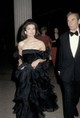 Jacqueline Kennedy Onassis 1979-ben egy fekete, fodrokkal díszített Valentino kreációban tündökölt a Met-gálán. 