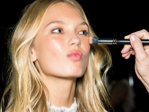 Próbáld ki a nyár legforróbb sminktrendjét: a napcsókolta pirosítást!