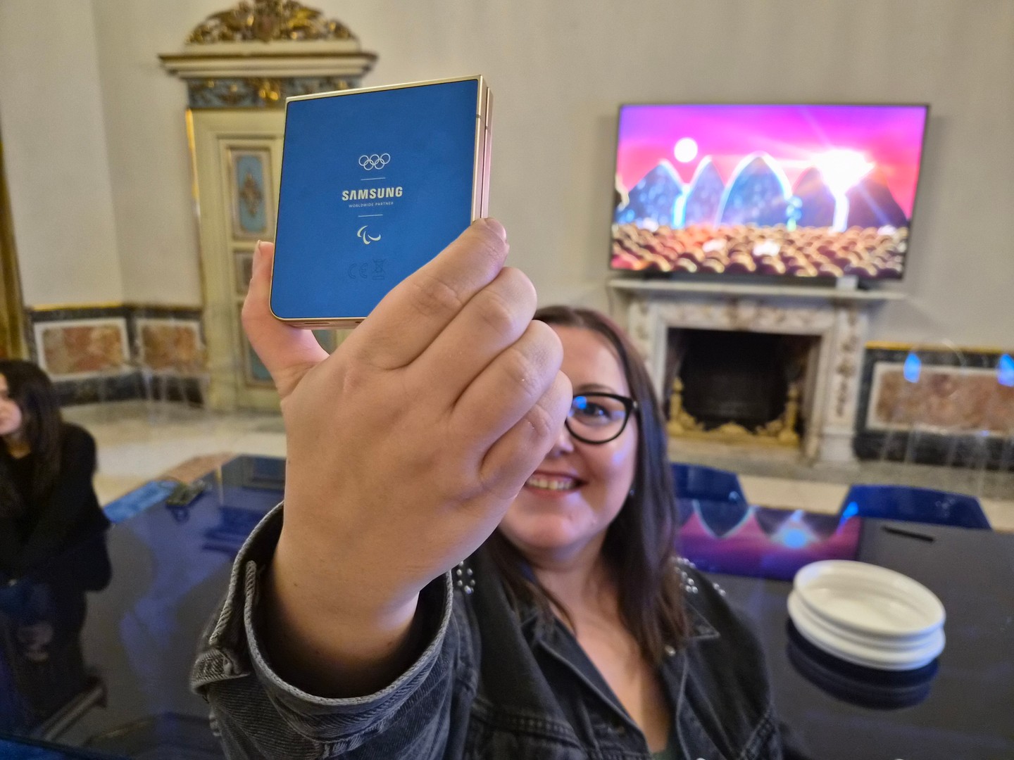 Minden versenyző kapott egy ilyen limitált szériás telefont, hogy a versenyek előtti felkészülés, és utána a kikapcsolódás is tökéletes legyen.