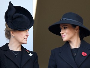Jó ég, Meghan Markle elképesztően sikkes ebben az óriási kalapban