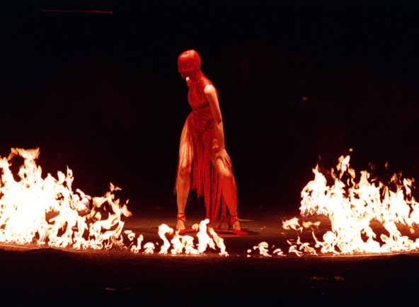 A Givenchy számára készített 1998 ősz-téli kollekcióját a Jeanne D'Arc a máglyán témakör inspirálta.