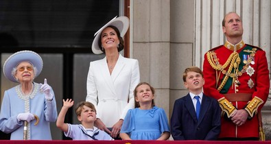Csodálatos jubileum: II. Erzsébet királynő és a királyi család együtt nézte a katonai parádét