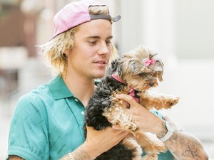 Justin Bieber egy hajléktalannak adományozott