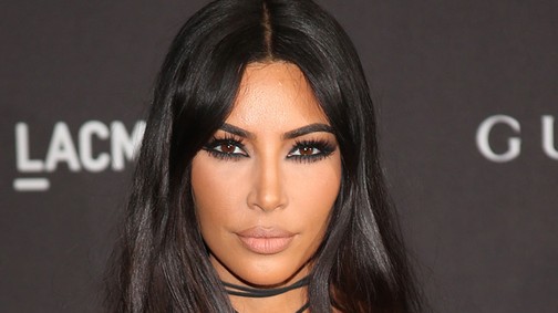 Kim Kardashian egyszerű fekete ruhában is ultraszexi