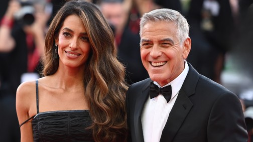 Amal Clooney saját kifutóként használta Velencét, lélegzetelállító ruhában ragyogott George Clooney felesége