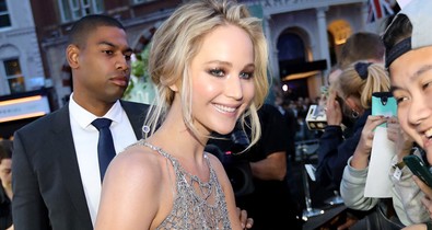 Jennifer Lawrence még sosem volt ennyire meztelen a vörös szőnyegen