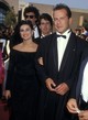Bruce Willis és Demi Moore 1987-ben ismerkedett meg egymással egy premieren. Nem sokkal később a színésznő szakított akkori vőlegényével, Emilio Estevezzel, majd szeptemberben már Willis oldalán jelent meg az Emmy díjátadón, két hónappal később pedig összeházasodtak.