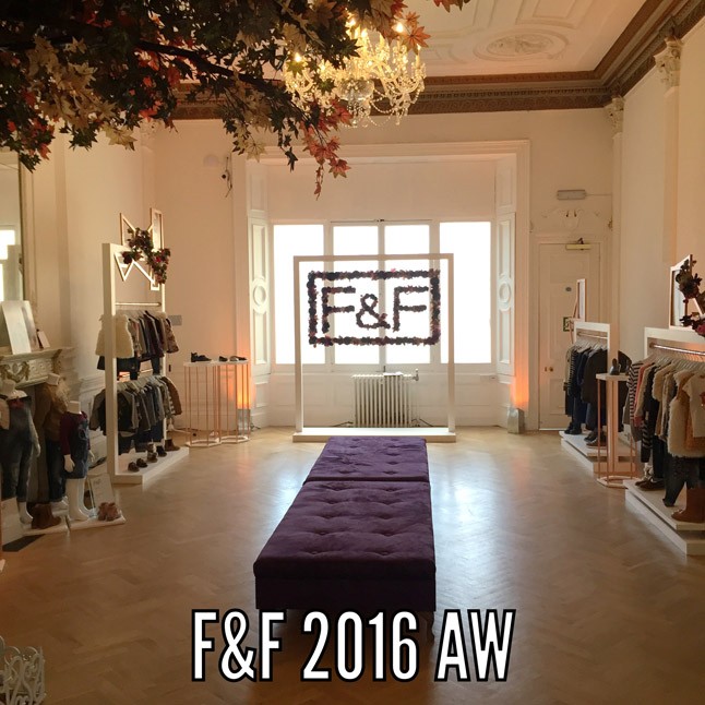 Az angol kerteket idézte a brit divatmárka, az F&F londoni showroomja, ahol a jövő őszi-téli trendeket mutatták be