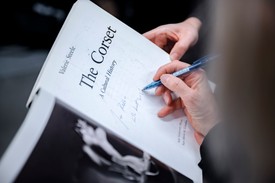 Dr. Valerie Steele könyveinek sok-sok példányát dedikálta budapesti tartózkodása alatt