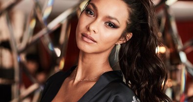 A dögös szépség megmutatja, hogy még egy Victoria´s Secret modellnek is lehetnek striái!