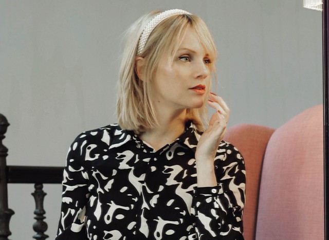 Magas sarkúval és sportcipővel is telitalálat ez a kismamaruha