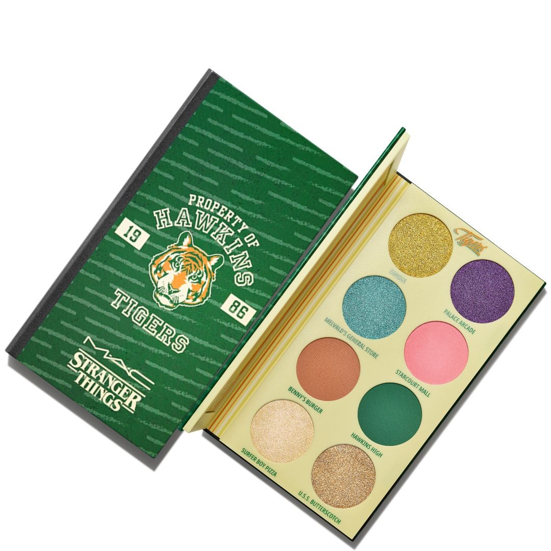 A Human World kollekció jól hozza a 80-as évek kedvenc színeinek frissített verzióját - Dominic Skinner, a M·A·C globális senior artistja egy kis extra segítséget is ad, hogyan hozhatod ki belőle a legtöbbet. „A Hawkins Class Of 1986 palettát használva vigyük fel Starcourt Mall árnyalatot a szemhéjunkra, majd jöhet egy kis Palace Arcade a szemzugba, elsatírozva egészen a szem külső széléig”.  - Hawkins Class Of 1986 szemhéjpúder paletta MAC 15 000 Ft
