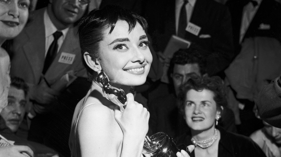 Audrey Hepburn örül Oscar-díjának 1954-ben, amit a Római vakációért kapott - ekkor még nagyon más volt a gála, mint ma