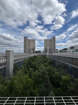 Fedezd fel Párizst biciklin – a Szajna-parton kerekezve, a Marais macskaköves utcáin át, egészen a Montmartre-ig és a Diadalívig. A város legszebb pontjai egyetlen túrával bejárhatók – és közben még az Eiffel-toronyban is gyönyörködhetsz Fotó: Mihálkovics Edina