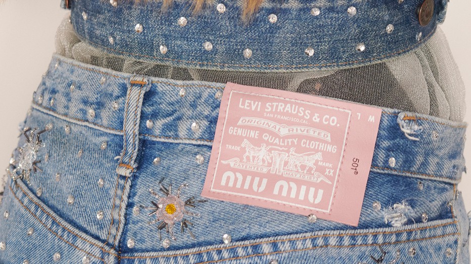 Az ikonikus Levi’s címke Miu Miu rószaszínben újult meg és a márka logóját is viseli