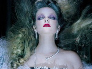 Mágia, okkult varázslat, révület - Mihalik Enikő fekete misén vetkőzött