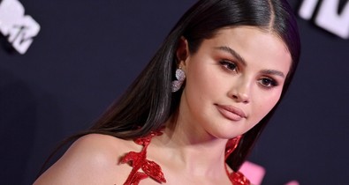 Selena Gomez a világ legmerészebb meztelenruhájában tarolt a VMA vörös szőnyegén