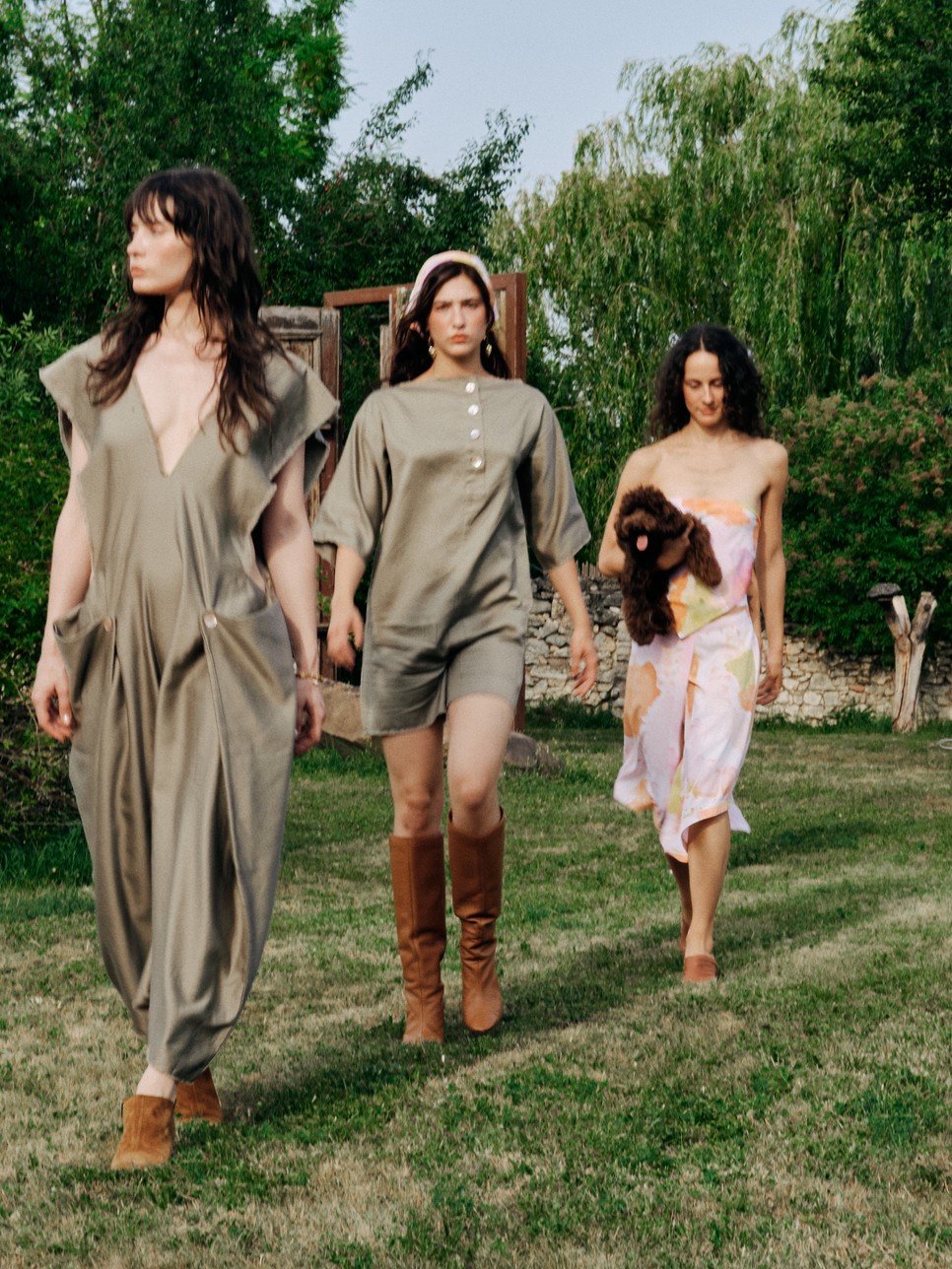 Vetlényi Alma első önálló kiállítását a Liget Galériában rendezte, festészeti és textilművészeti kísérletekkel