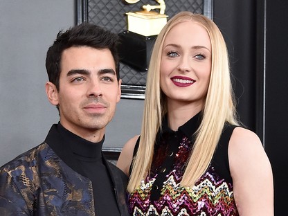 Már tényleg látszik Sophie Turner kerekedő pocakja!!!