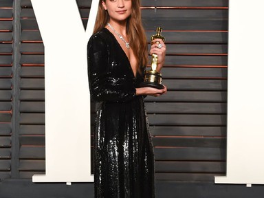 Az Oscar-díjas Alicia Vikander nagyon szexi ruhára váltott a Vanity Fair partin