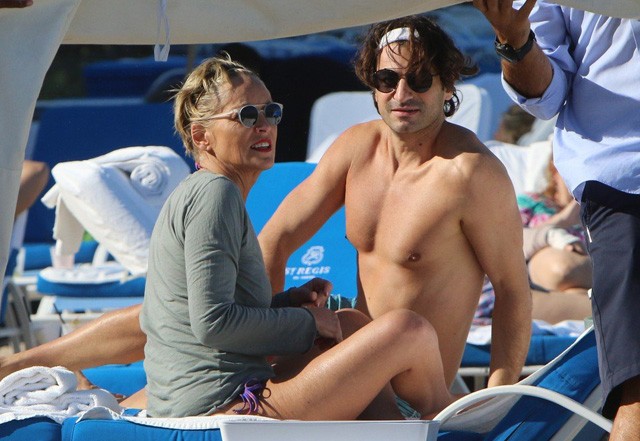 Sharon Stone fiatal pasijával szülinapozott